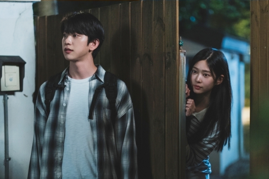 Park Jinyoung And Kim Min Ju Sneak Into Her House For A Secret Date In “Still Shining”