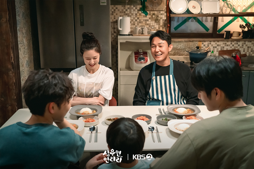 لقطة تظهر التوتر بين سكان القرية والوافدين الجدد