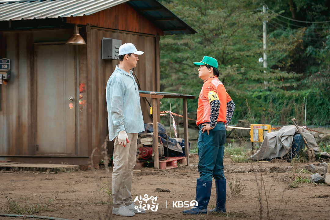 صورة توضح معاناة الشخصيات مع العمل الشاق في المزارع