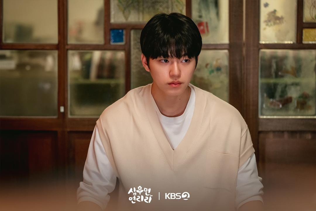 لقطة رومانسية تجمع لي جين وو وتشوي غيو ري في المسلسل