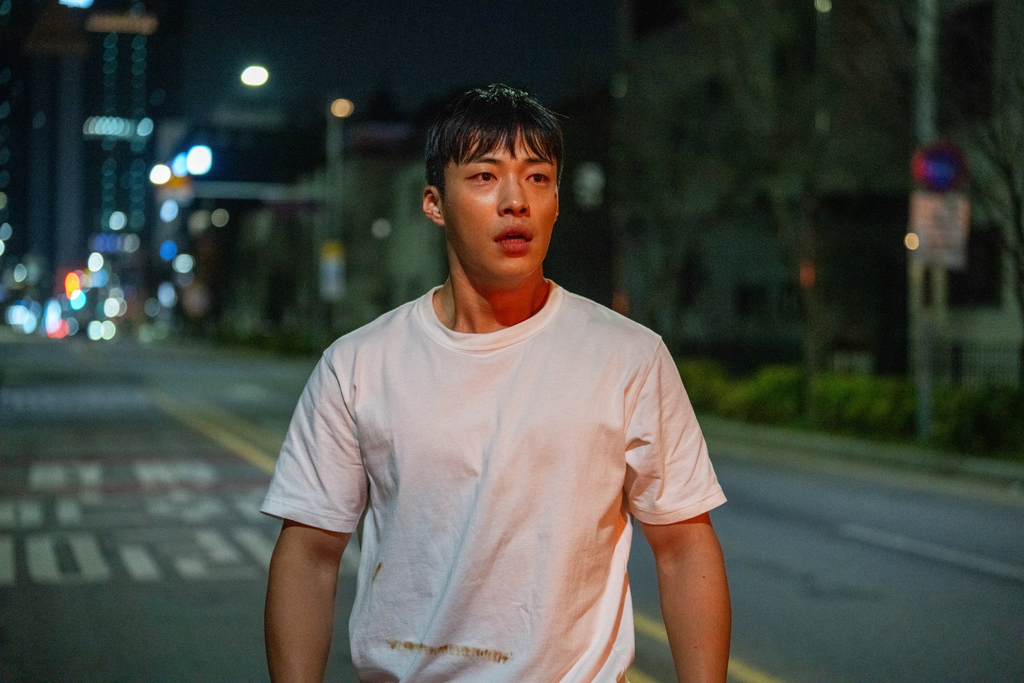 Rain Pushes Woo Do Hwan And Lee Sang Yi To The Brink With A Dangerous Offer In “Bloodhounds 2”