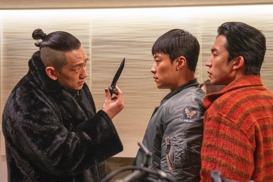 Rain Pushes Woo Do Hwan And Lee Sang Yi To The Brink With A Dangerous Offer In “Bloodhounds 2”