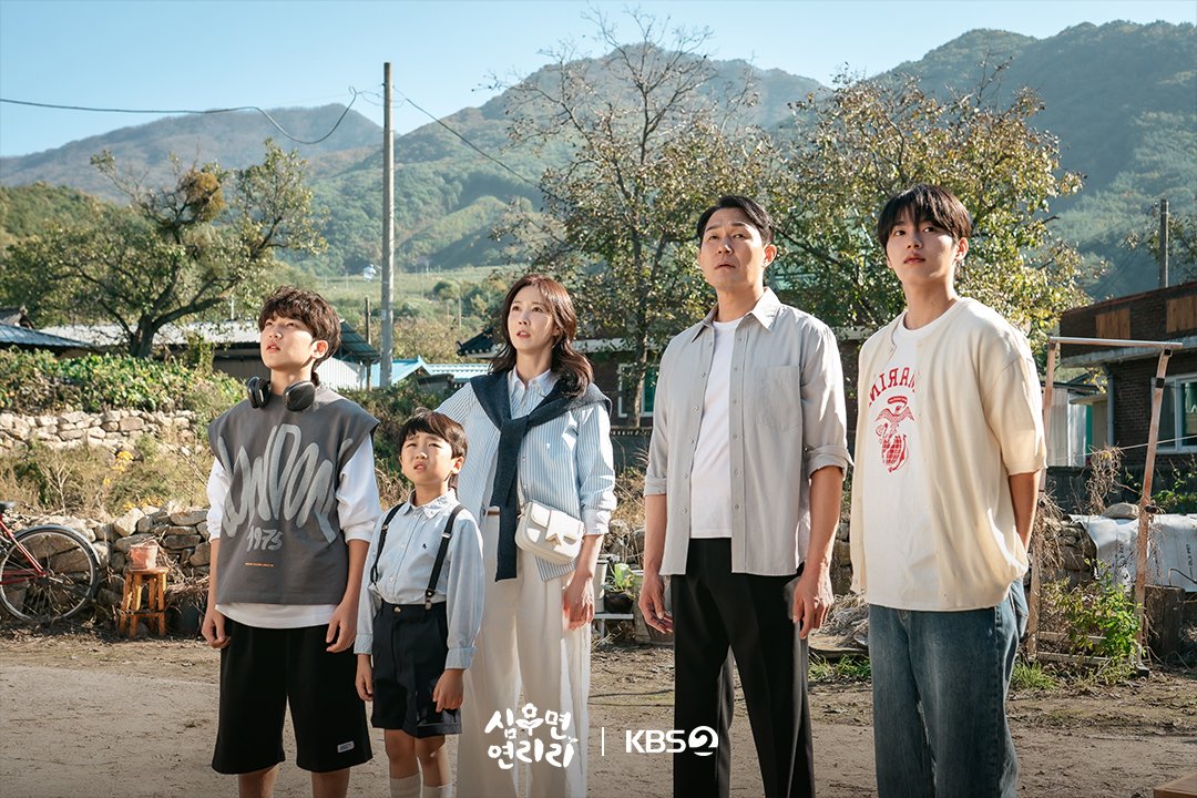 Lee Soo Kyung as Jo Mi Ryeo, the resilient 'super mom'