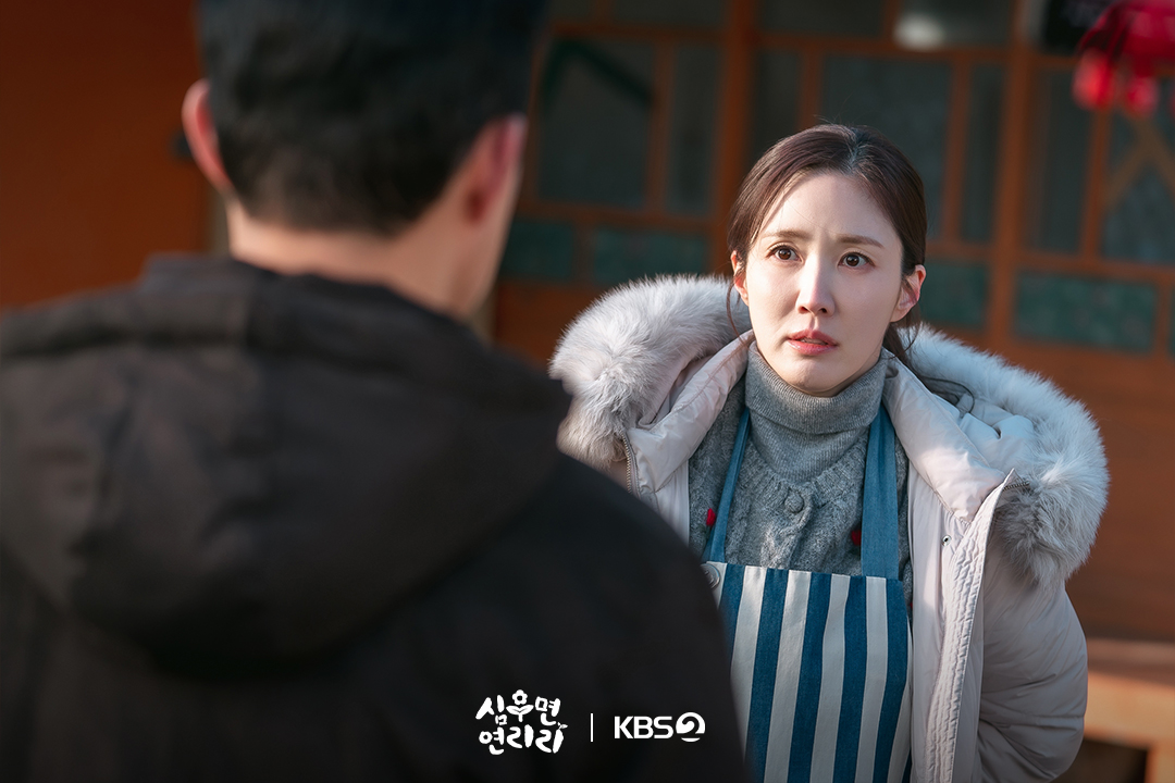 Park Sung Woong and Lee Soo Kyung share a laugh during filming 'Cabbage Your Life'