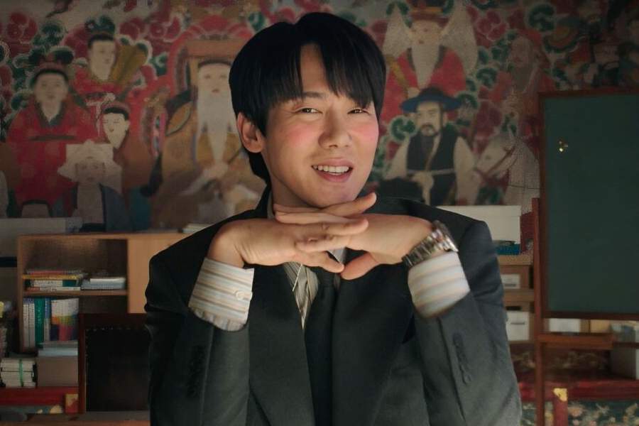 Yoo Yeon Seok Dances To IVE’s “LOVE DIVE” As Possessed Ghost’s Memories Take Over In “Phantom Lawyer”