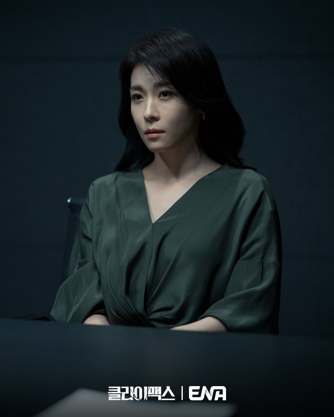 Climax Drama Still - Ha Ji Won in distress