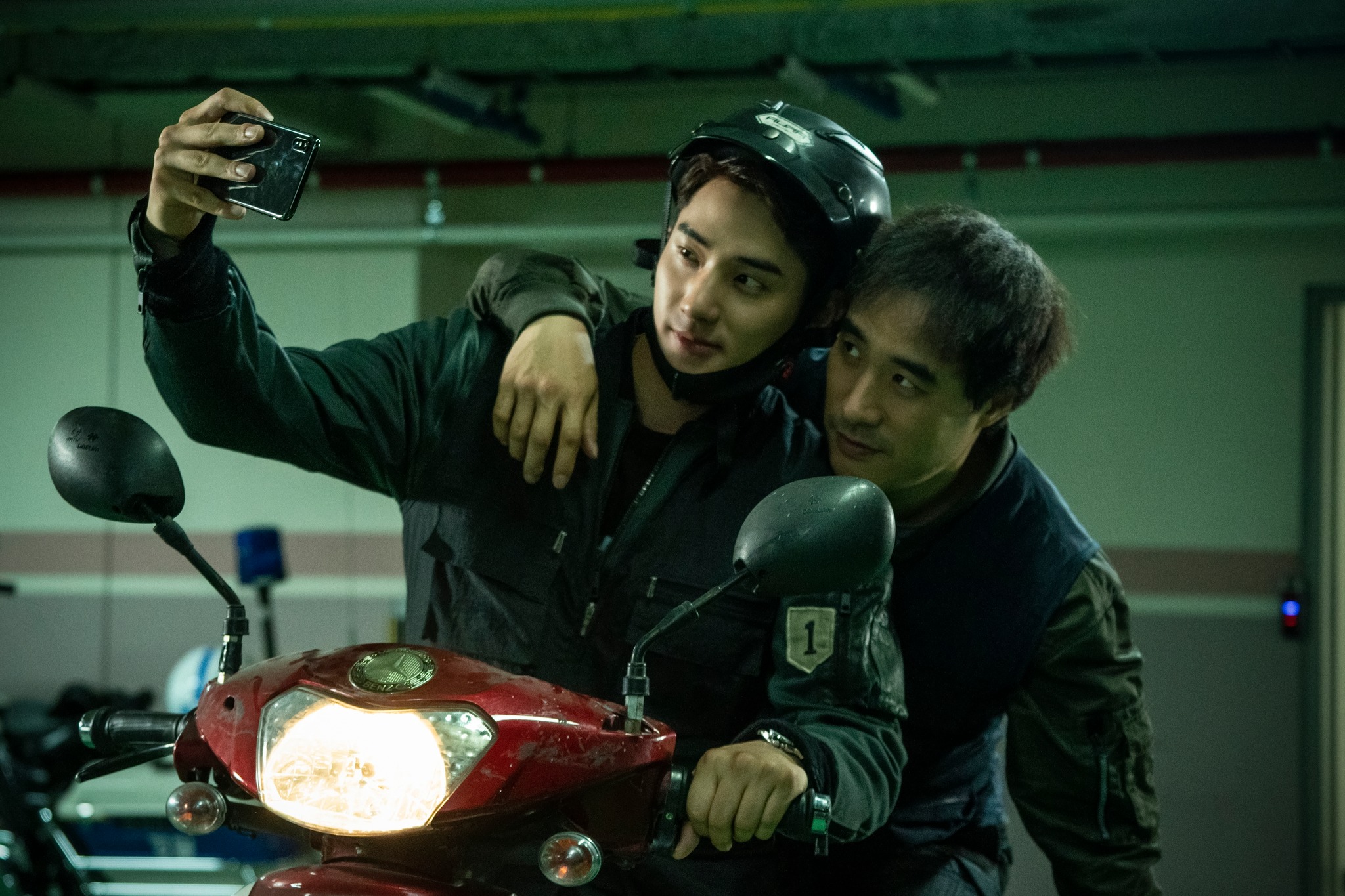 Bae Sung Woo and Jung Ga Ram sharing a lighthearted moment in 'The Ultimate Duo'.