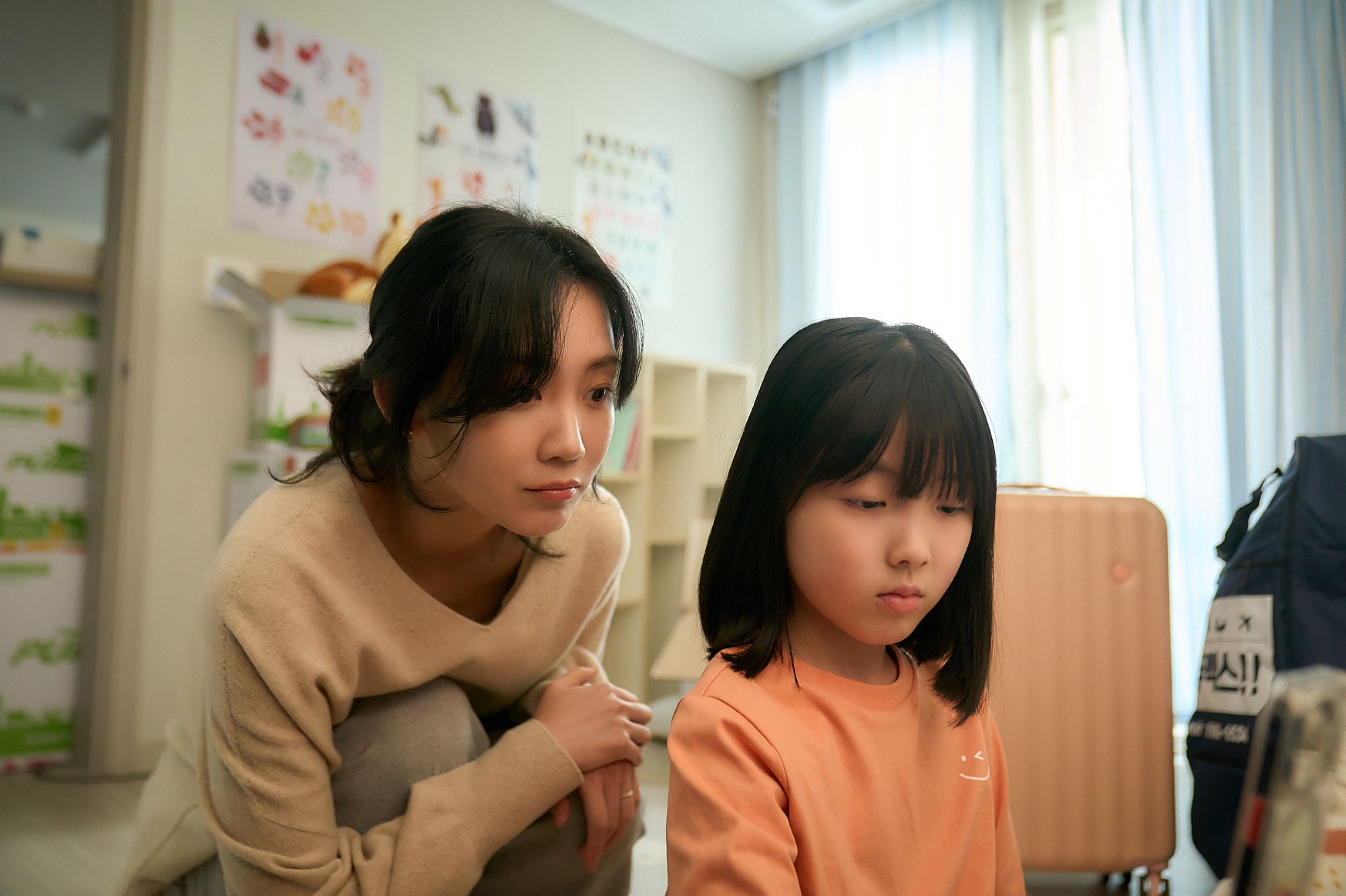 Shin Hyun Been Transforms Into A Biotechnologist Investigating The Mystery Behind A Virus Outbreak In New Film “Colony”