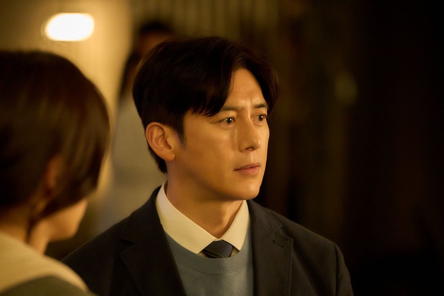 Go Soo Is Jun Ji Hyun’s Ex-Husband Who Unexpectedly Gets Trapped Inside A Virus-Infected Building In New Film “Colony”