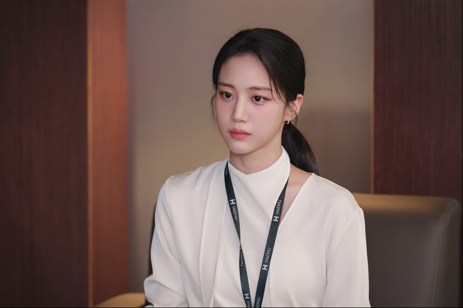 Hong Hwa Yeon Is Kim Jae Wook’s Secretary Who Does Not Open Up Easily In New Drama “Filing For Love”