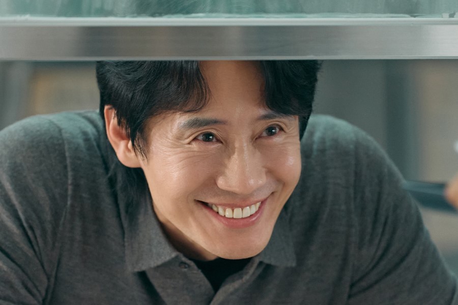 Shin Ha Kyun Goes Undercover As A Head Chef To Reclaim What He Lost In New Drama “Fifties Professionals”