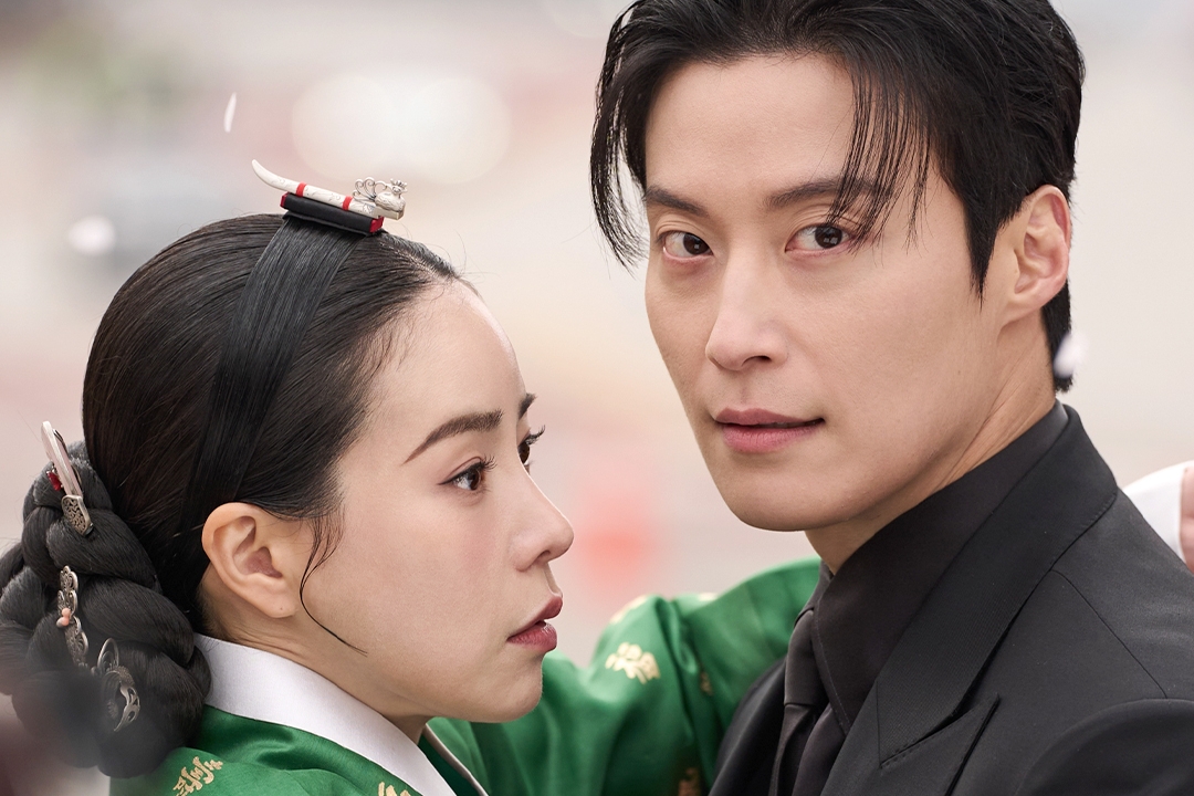 Lim Ji Yeon And Heo Nam Jun Get Into A Flower Fight During Their First Meeting In “my Royal Nemesis”