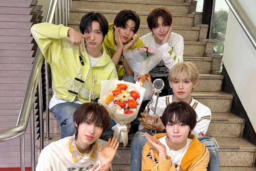 Watch: KickFlip Takes 2nd Win For “Eye-Poppin'” On “Music Bank”; Performances By TXT,  SANTOS BRAVOS, And More