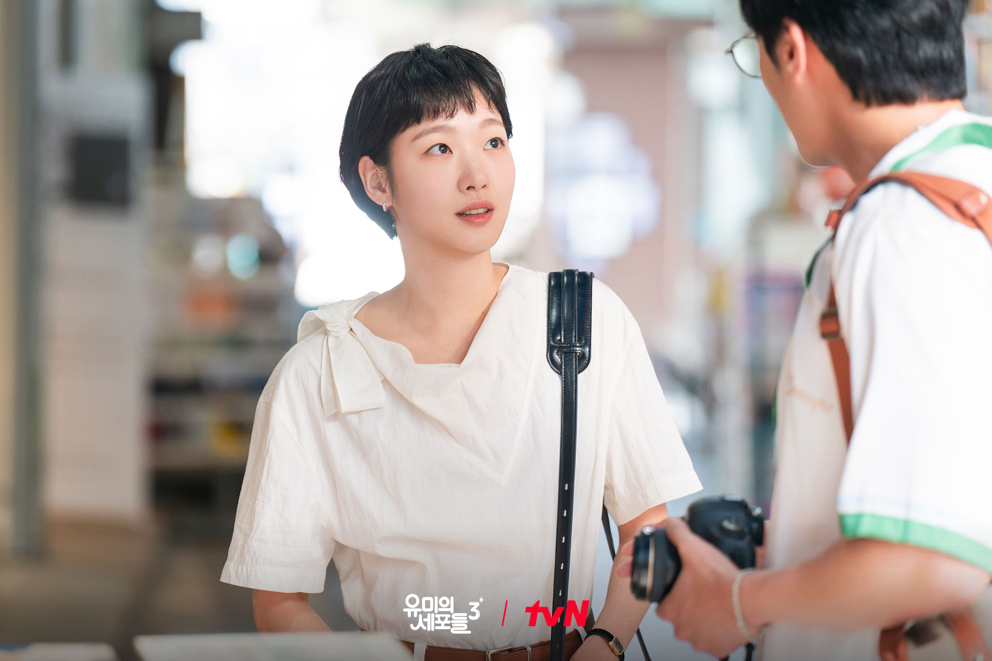 يومي تبدو متفاجئة في مكتبة ببوسان