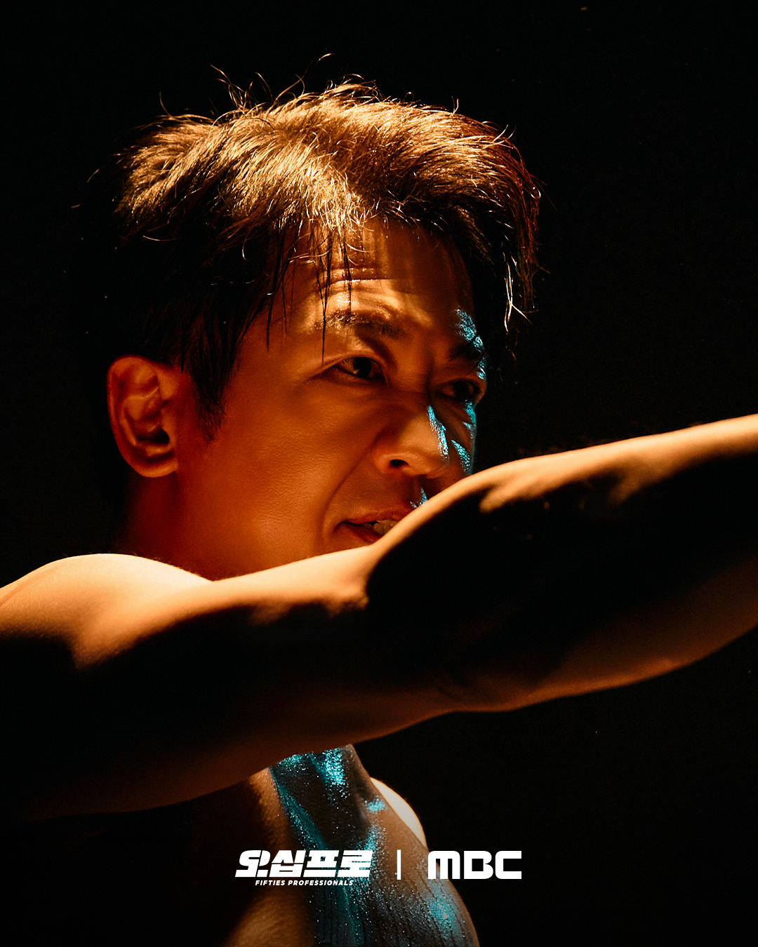 لقطة قريبة للنجم هيو سونغ تاي