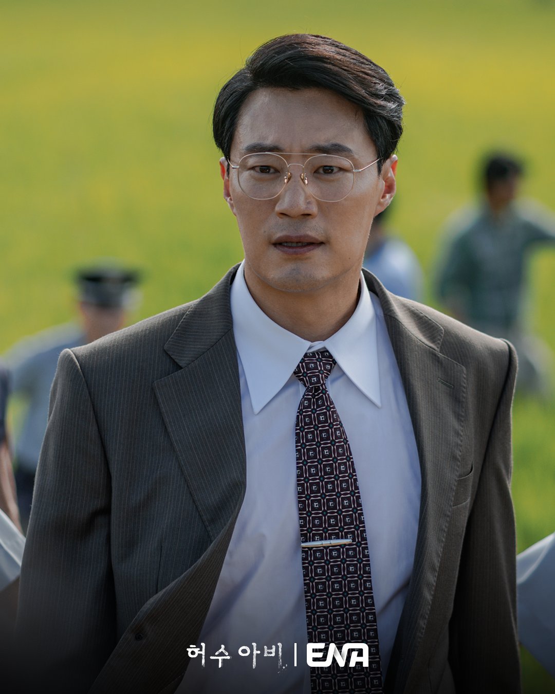 لي هي جون يجسد شخصية المدعي العام تشا سي يونغ بتعبيرات حادة