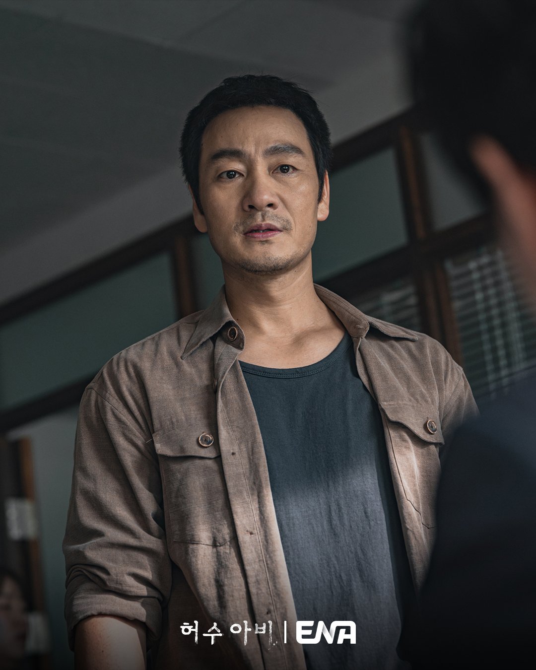 لقطة تظهر التوتر بين الشخصيات في موقع الجريمة