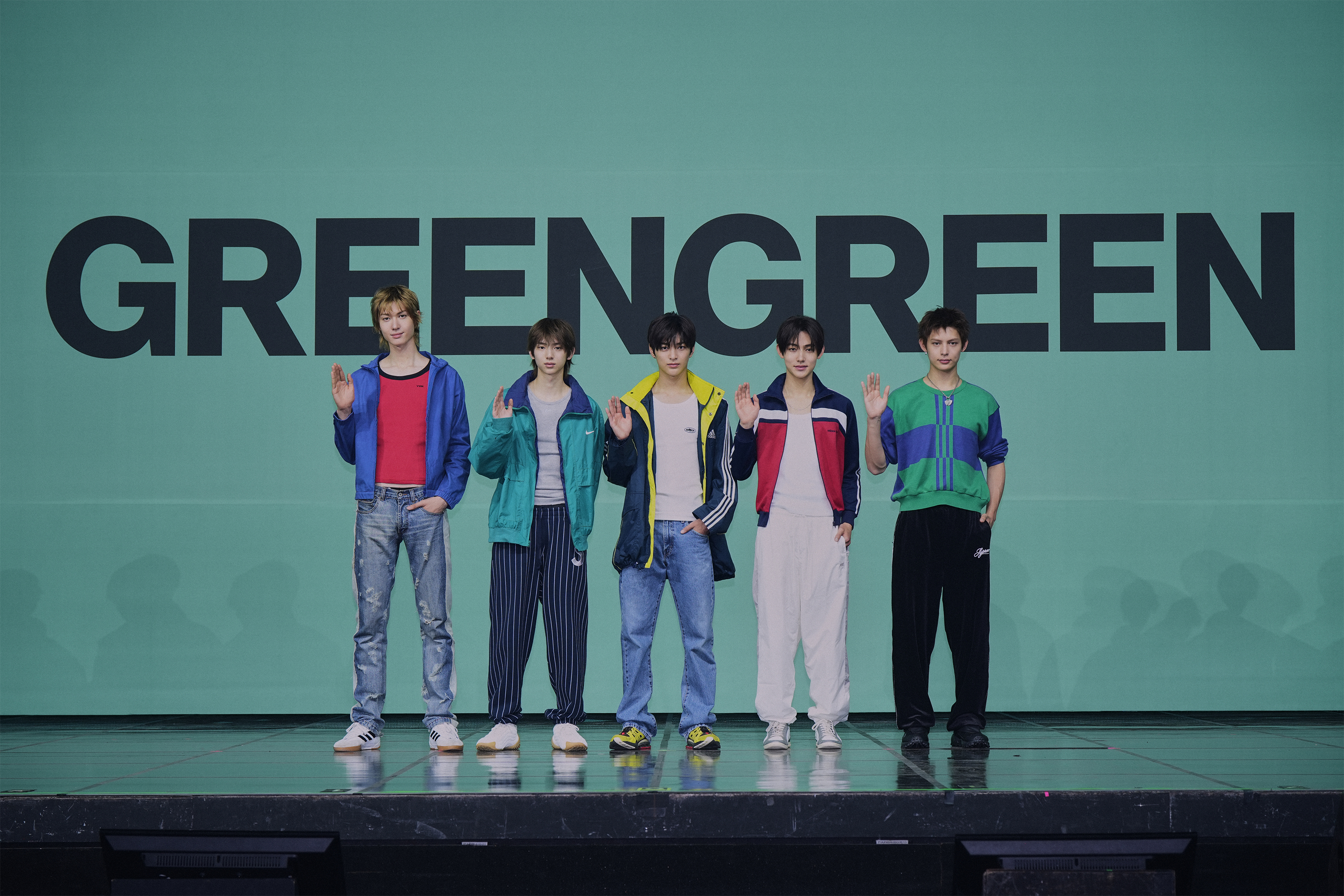 أعضاء الفرقة يستعرضون أناقتهم الطبيعية