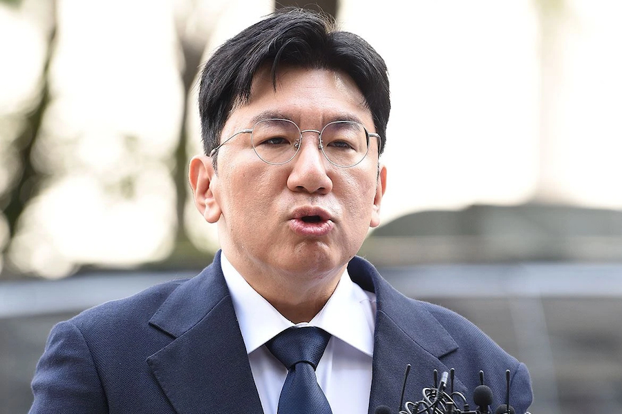 Police Issues Arrest Warrant For HYBE Chairman Bang Si Hyuk