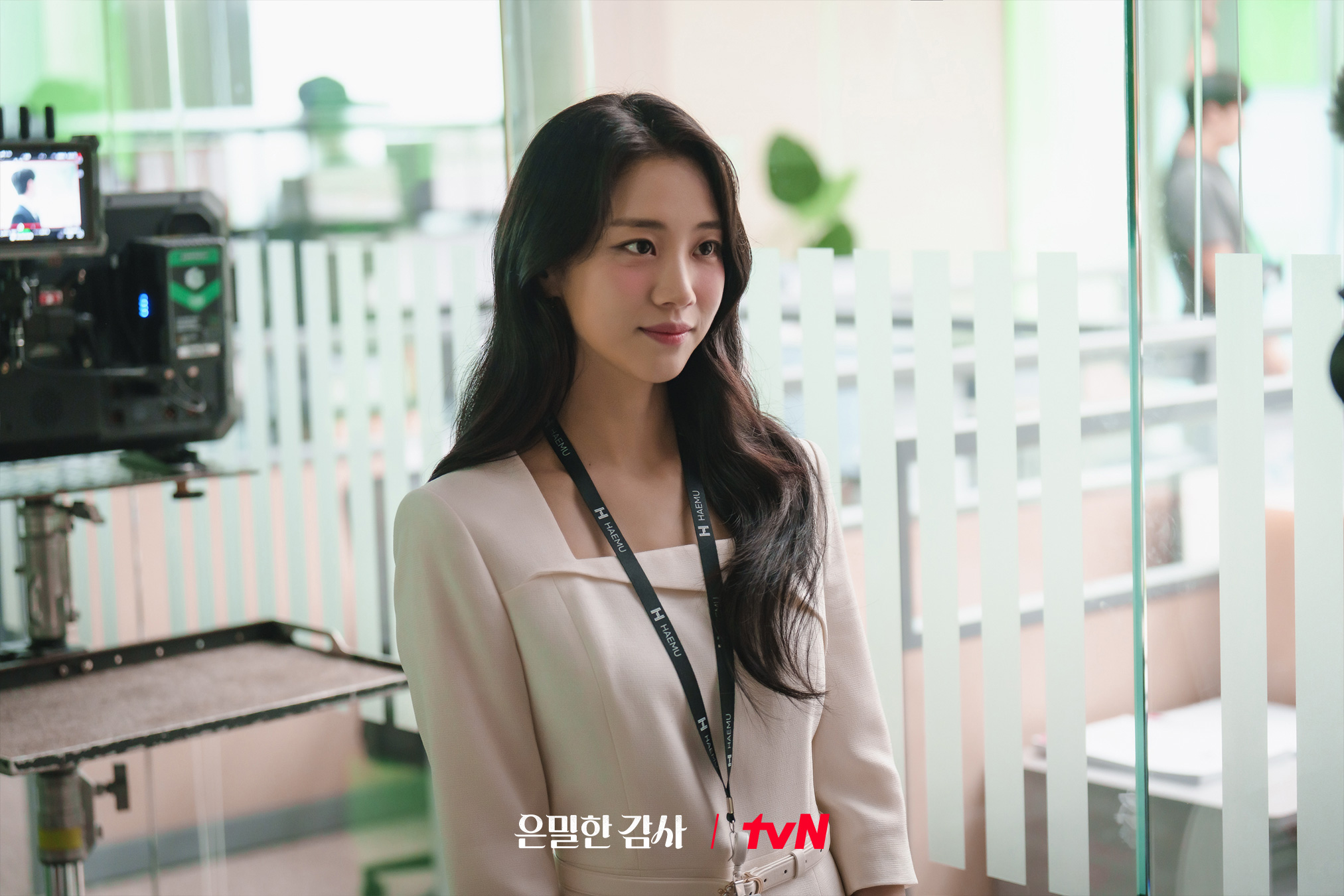 الممثلة هونغ هوا يون بإطلالة أنيقة في موقع التصوير