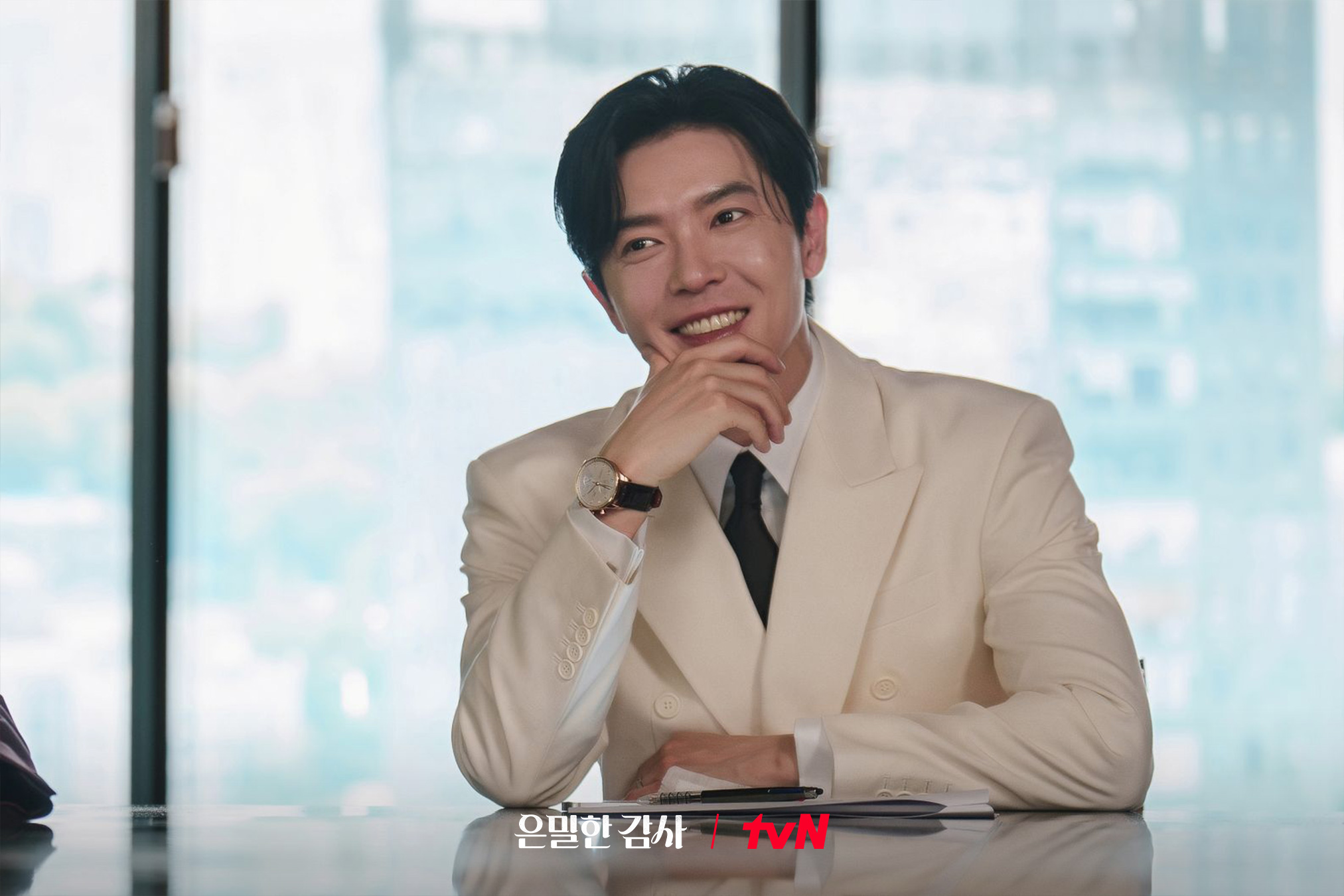 الممثل كيم جاي ووك بابتسامة مشرقة في كواليس الدراما