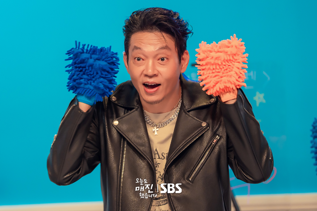 بارك جي هوان يروج لمنتجات في بث مباشر بمسلسل Sold Out On You