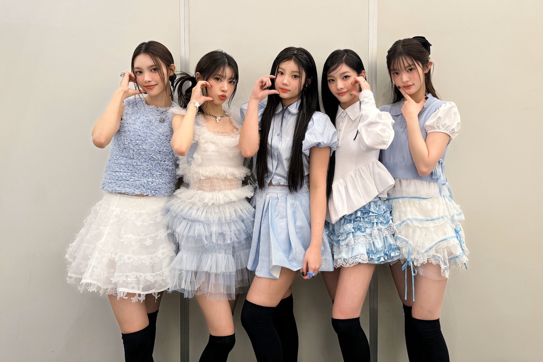 عضوات فرقة ILLIT بفساتين بيضاء وزرقاء