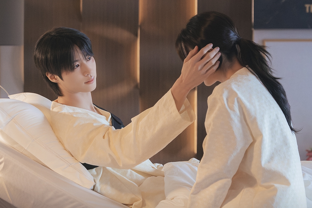 Byeon Woo Seok And IU Share A Tender Moment In The Hospital On “Perfect Crown”