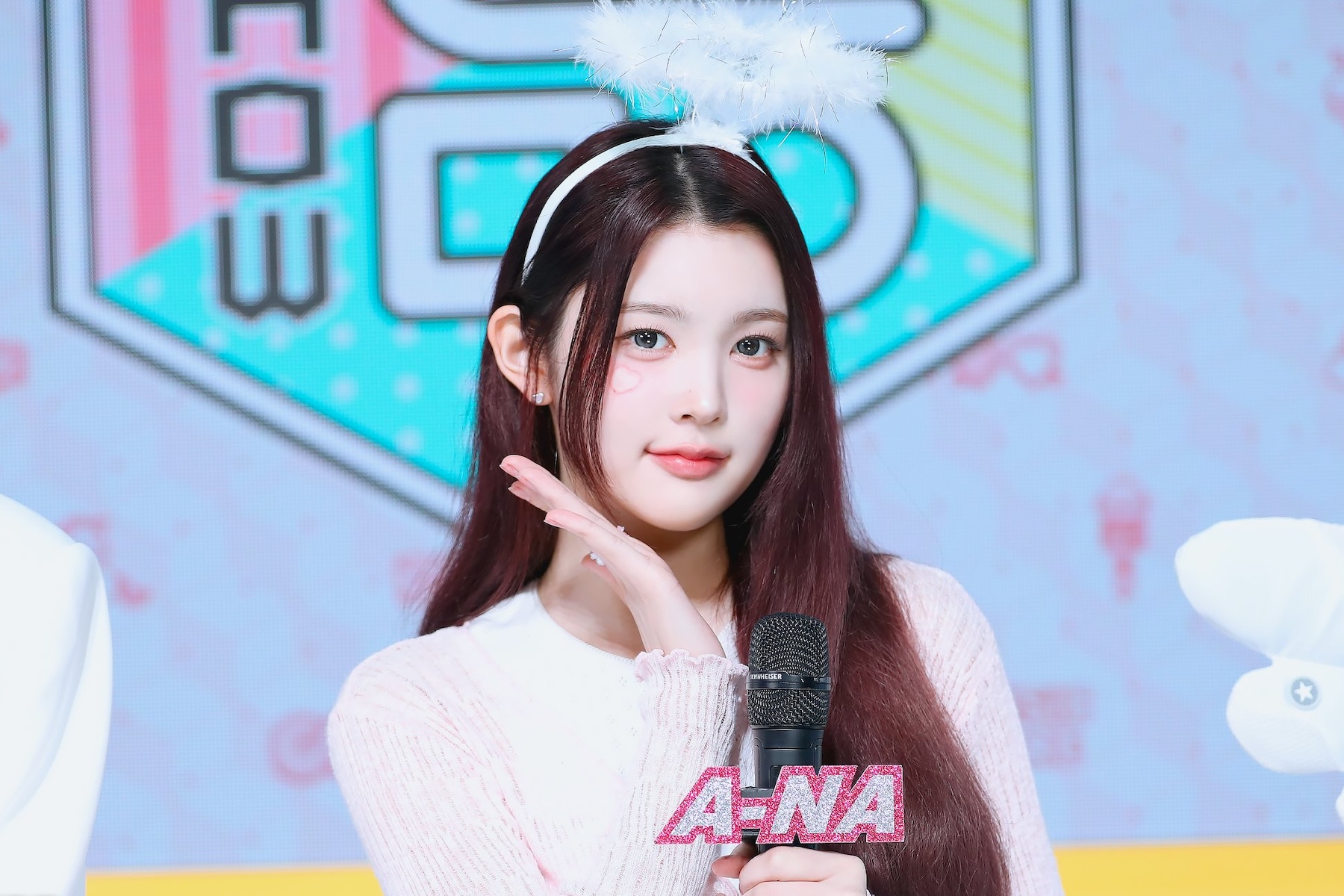 Hearts2Hearts’ A-Na To Step Down From “Music Core” MC Position