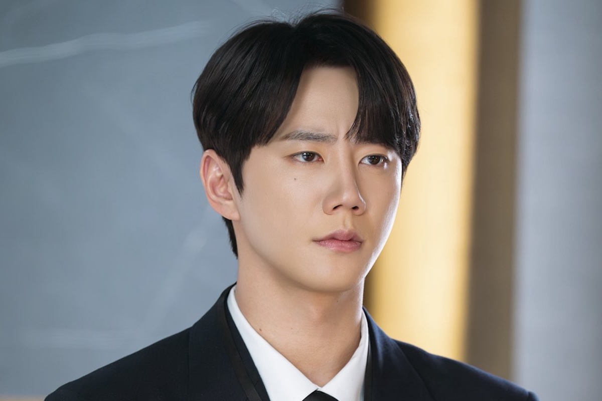 Lee Jun Young Transforms Into A Rookie Employee With Impressive Capabilities In “Reborn Rookie”