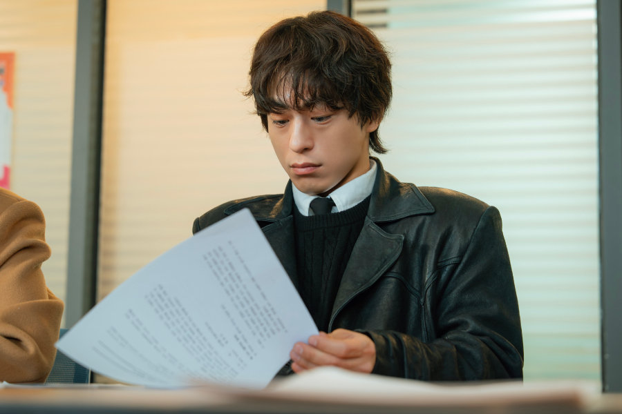 Koo Kyo Hwan Can’t Hide His Nerves As He Takes First Step As Film Director In “We Are All Trying Here”
