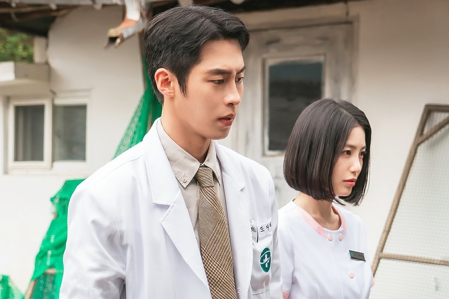 Lee Jae Wook And Shin Ye Eun Go On Home Visits Together In “Doctor On The Edge”