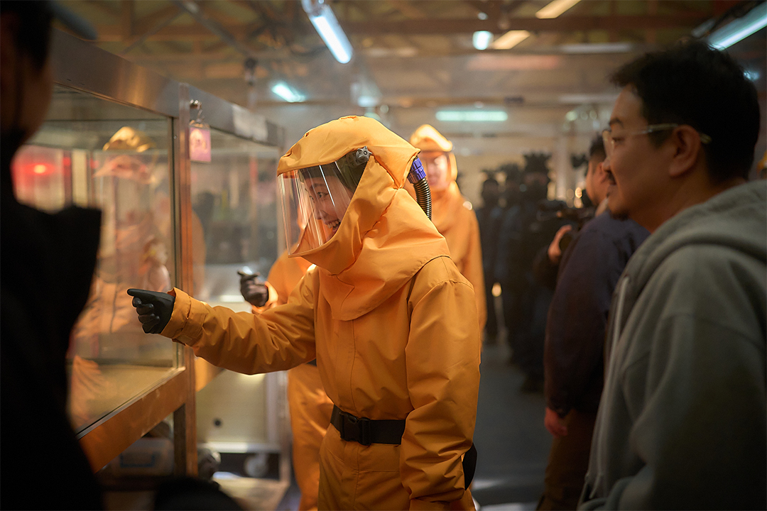 Gallery - "Colony" Reveals Behind-The-Scenes Photos Of Jun Ji Hyun, Koo Kyo Hwan, Ji Chang Wook, And More On Set | Soompi - image 3