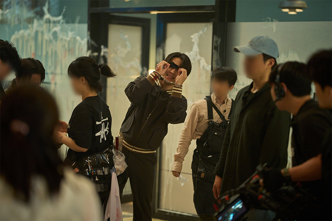 Gallery - "Colony" Reveals Behind-The-Scenes Photos Of Jun Ji Hyun, Koo Kyo Hwan, Ji Chang Wook, And More On Set | Soompi - image 8