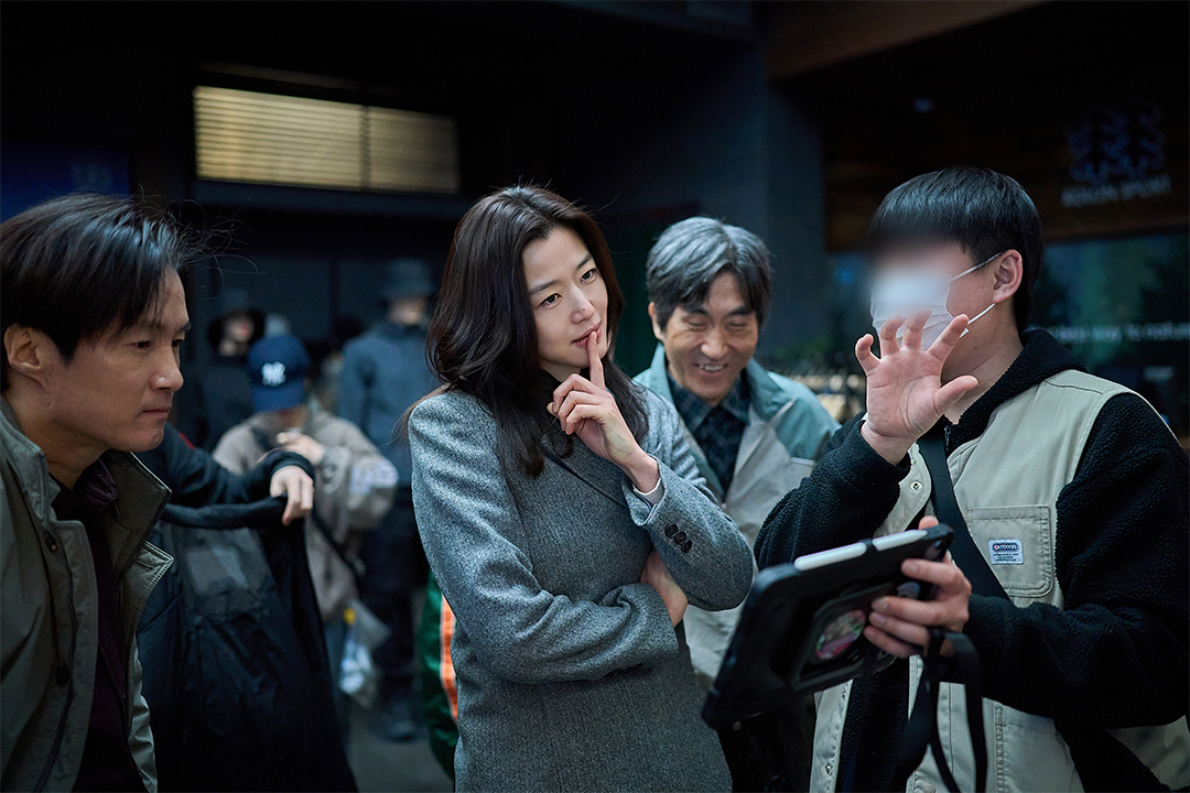 Gallery - "Colony" Reveals Behind-The-Scenes Photos Of Jun Ji Hyun, Koo Kyo Hwan, Ji Chang Wook, And More On Set | Soompi - image 10