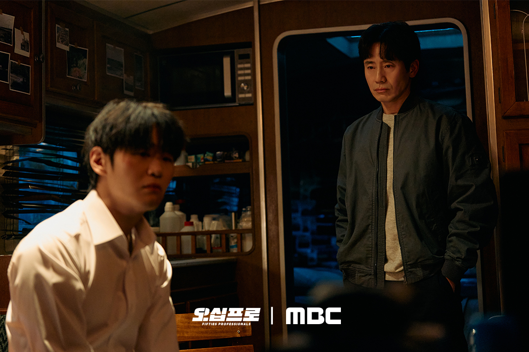 Shin Ha Kyun Kidnaps And Interrogates Tearful Lee Hak Joo In “Fifties Professionals”