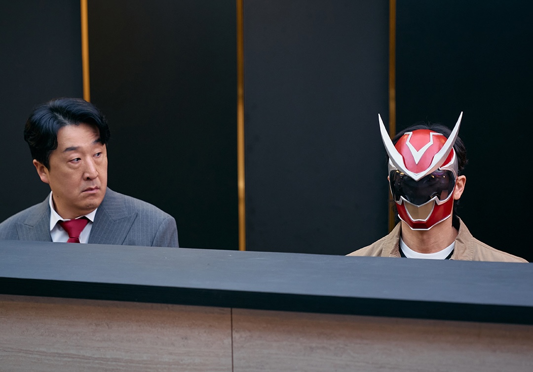 Shin Ha Kyun Bumps Into Hyun Bong Sik While In Disguise On Infiltration Mission In “Fifties Professionals”