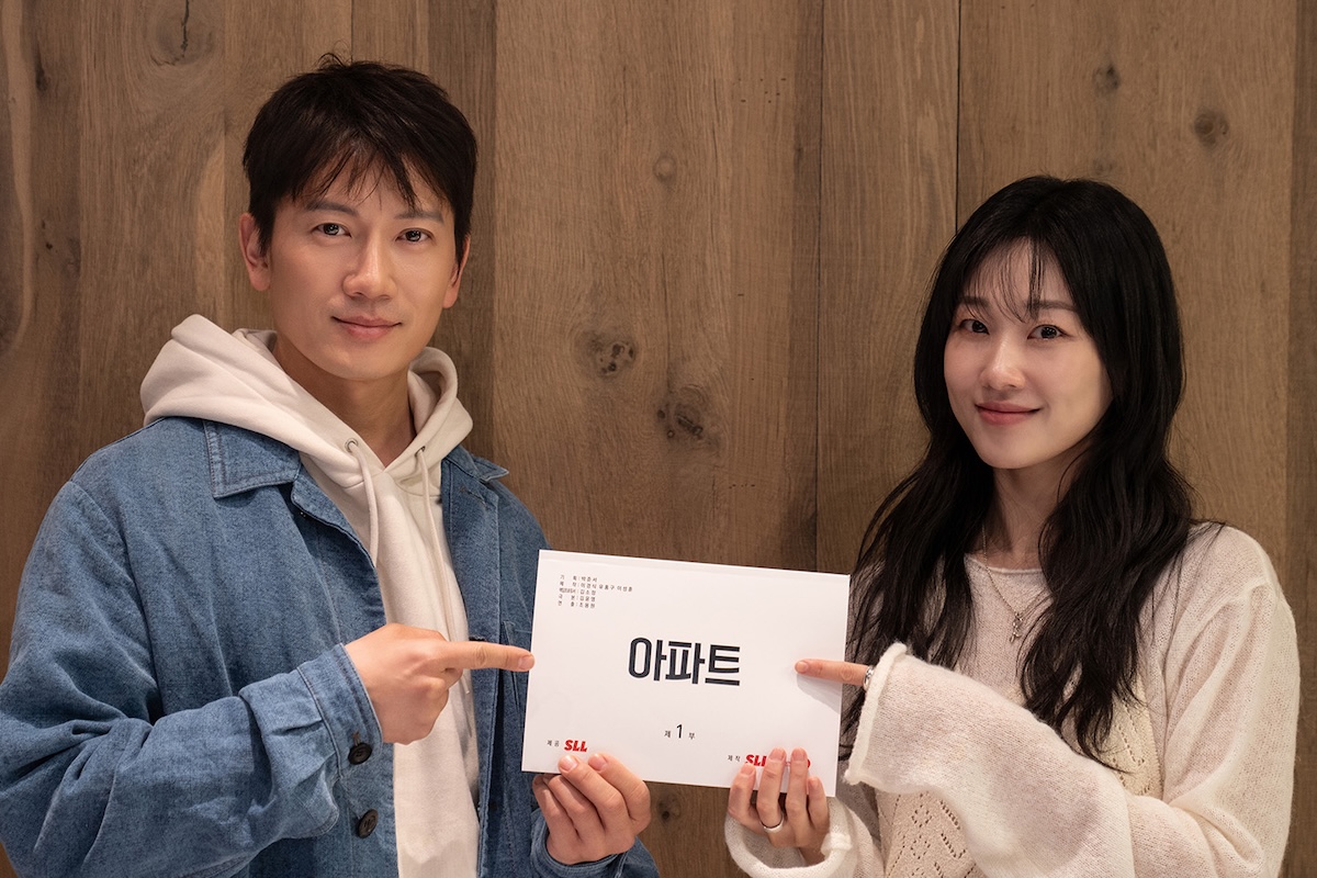 Watch: Ji Sung, Ha Yun Kyung, And More Test Chemistry At Script Reading For New Drama “the Apartment Job”