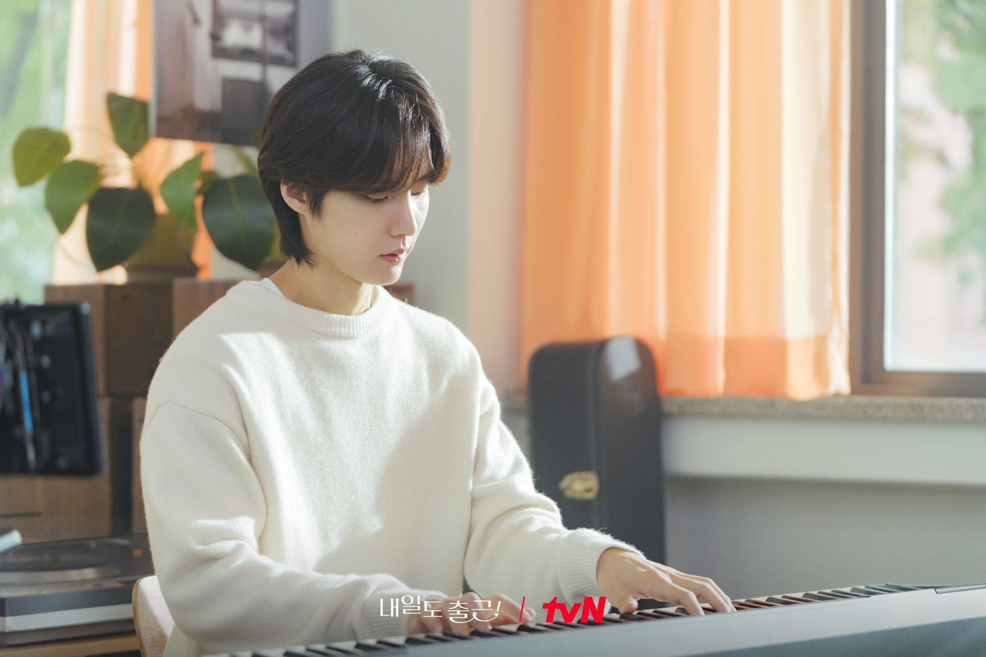 Park Ji Hyun’s First Love Is Popular Student Choi Kyung Hoon In “See You At Work Tomorrow!”