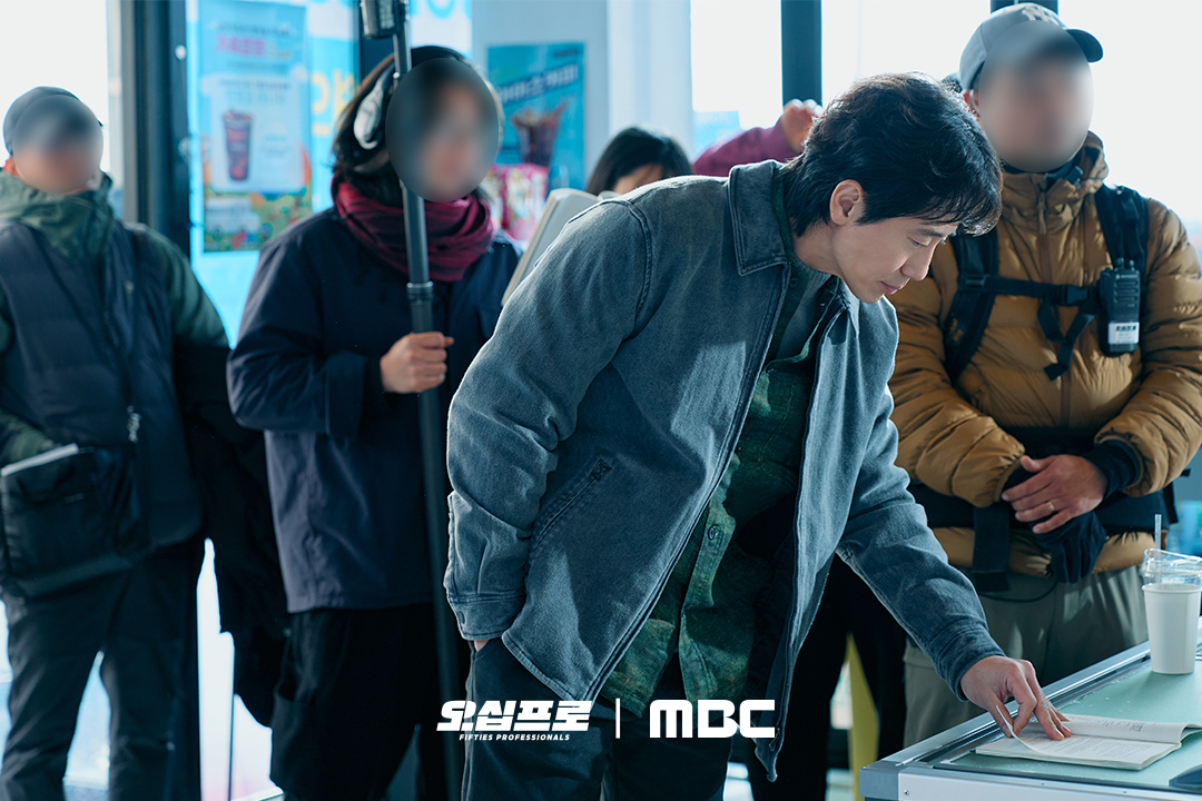 “Fifties Professionals” Reveals Behind-The-Scenes Photos Of Shin Ha Kyun, Heo Sung Tae, Oh Jung Se, And More