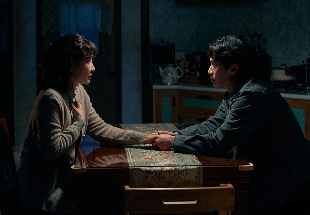 Shin Ha Kyun Breaks His Silence In Front Of Shin Dong Mi In “Fifties Professionals”
