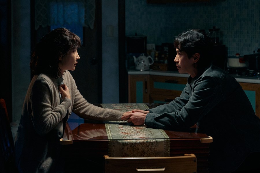 Shin Ha Kyun Breaks His Silence In Front Of Shin Dong Mi In “Fifties Professionals”