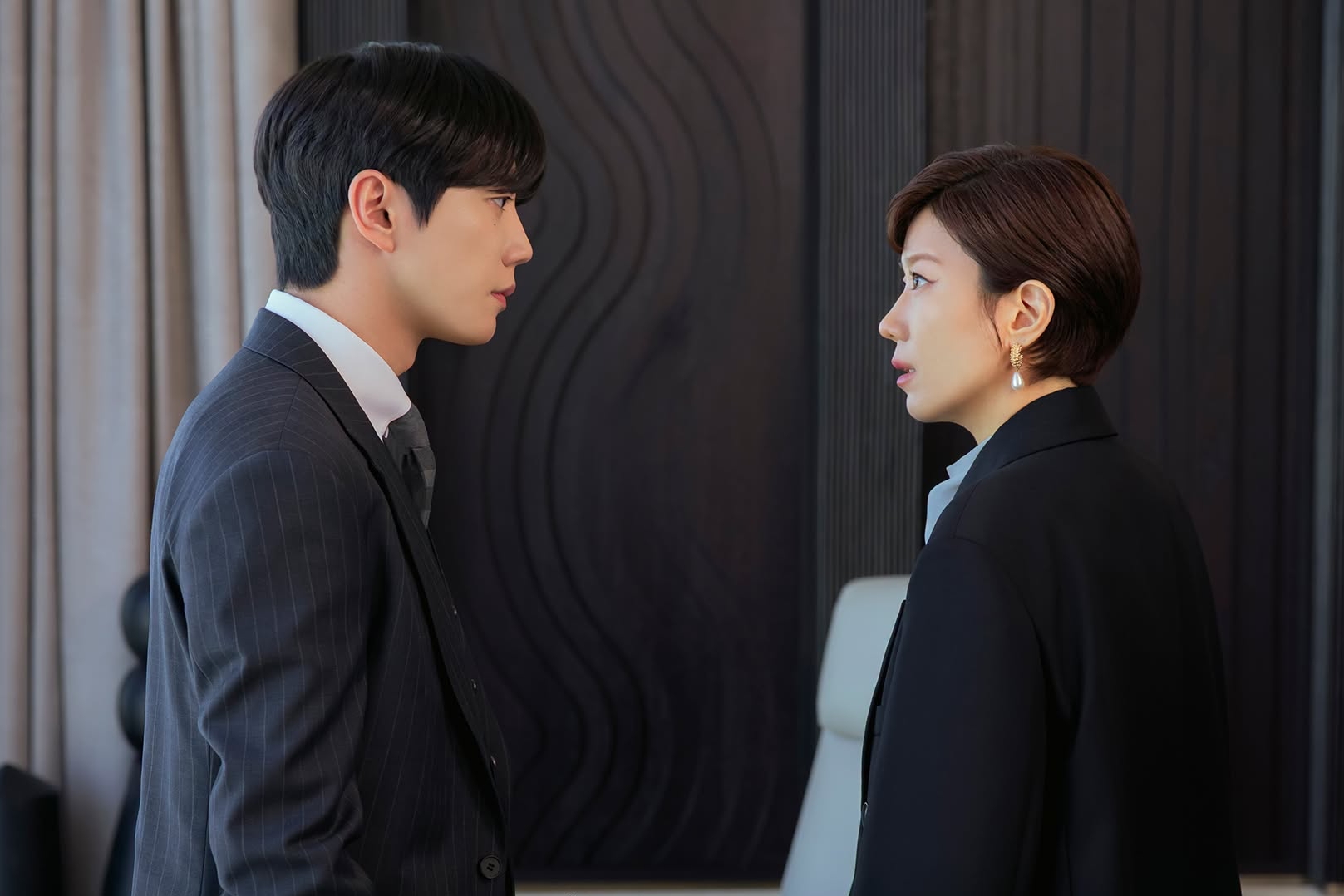 Lee Jun Young Attracts The Attention Of His Company’s Power Players In “Reborn Rookie”