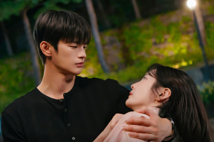 Seo In Guk Lets Park Ji Hyun Get Closer Than Anyone Else In “See You At Work Tomorrow!”