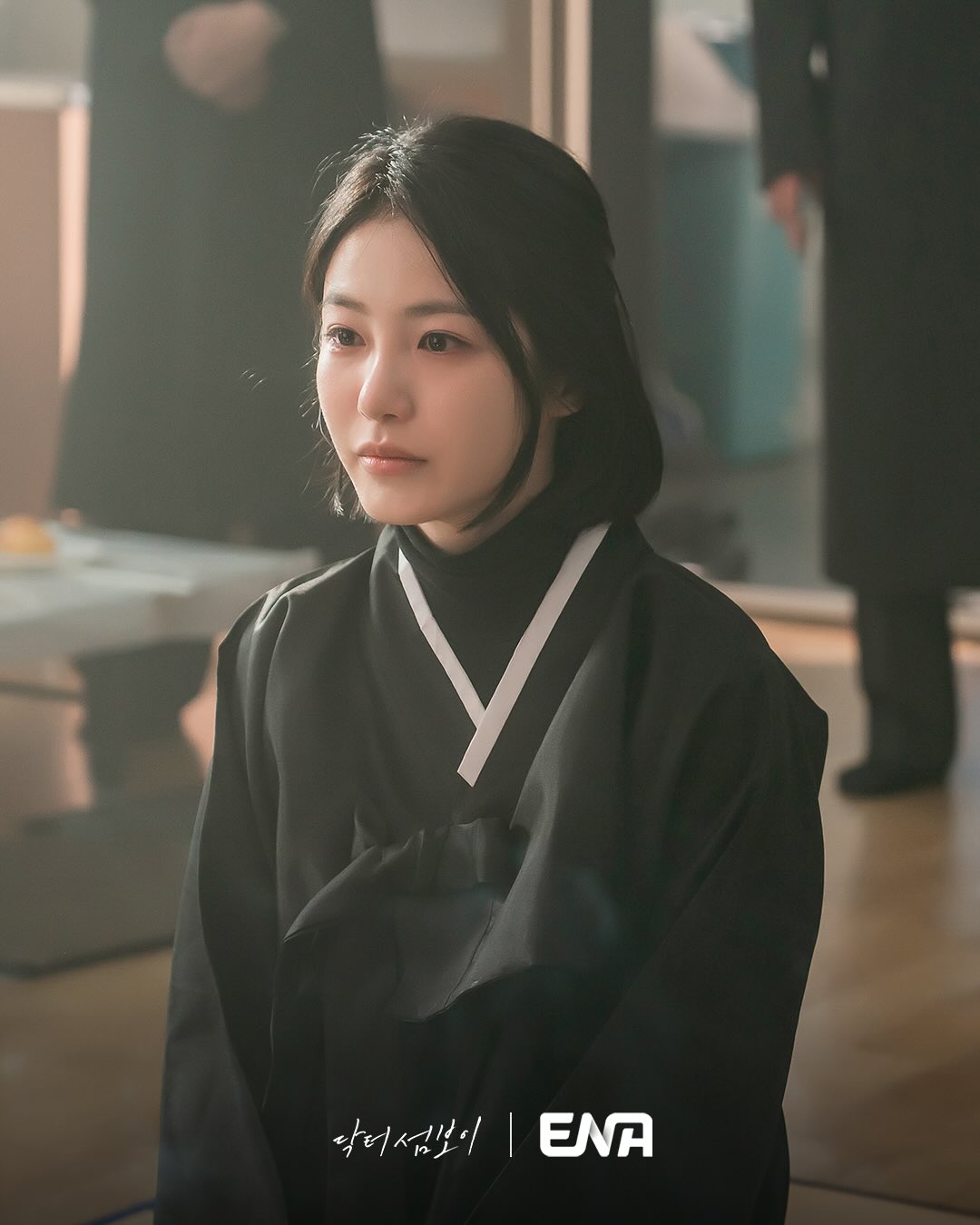 Shin Ye Eun Distances Herself From Lee Jae Wook In “Doctor On The Edge”