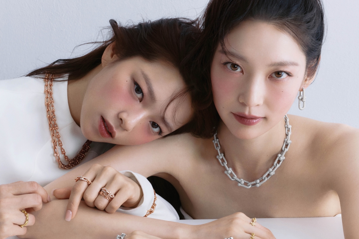 Gong Seung Yeon And TWICE’s Jeongyeon Show Off Their Close Sisterly Bond