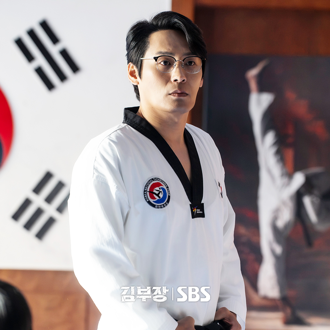 So Ji Sub Turns To His Friend Choi Dae Hoon For Help Finding His Daughter In “Agent Kim Reactivated”