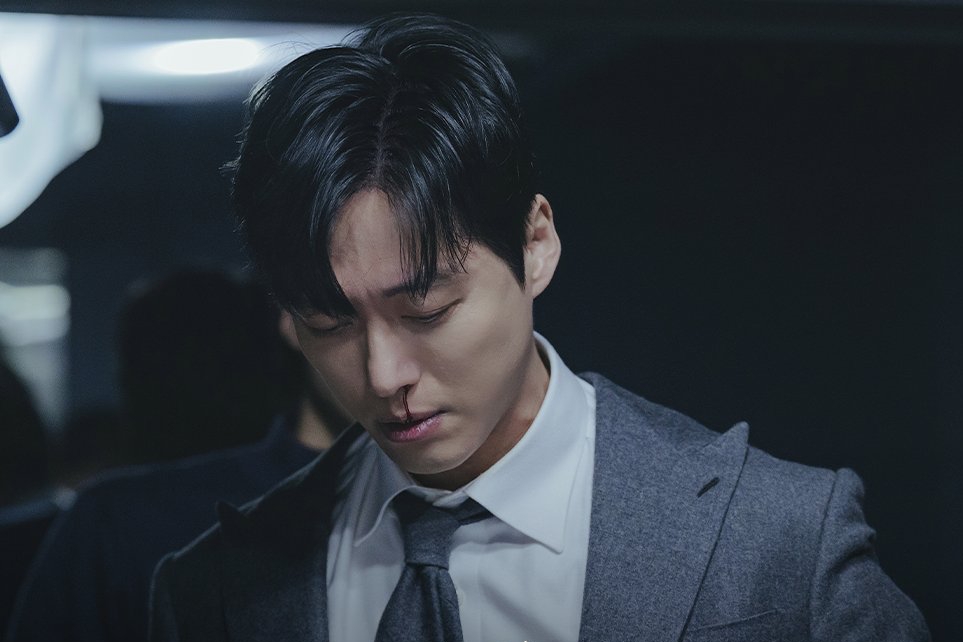 Namkoong Min Suffers A Nosebleed During Police Interrogation In “The Husband”