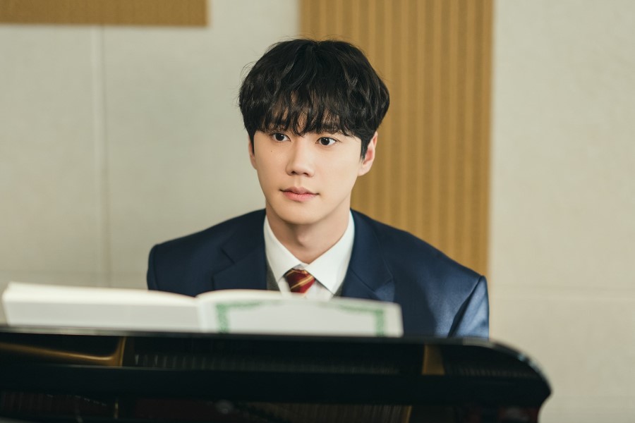 Lee Jun Young Is A Genius Pianist Forced To Abandon His Dream In New Drama “Four Hands, Two Sonatas”