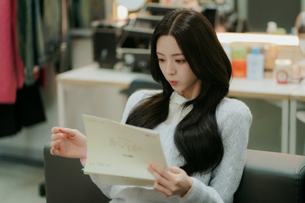 ITZY’s Yuna Is A Rising Actress Who Falls For Her Co-Star In New Drama “My Bias, My Boss”